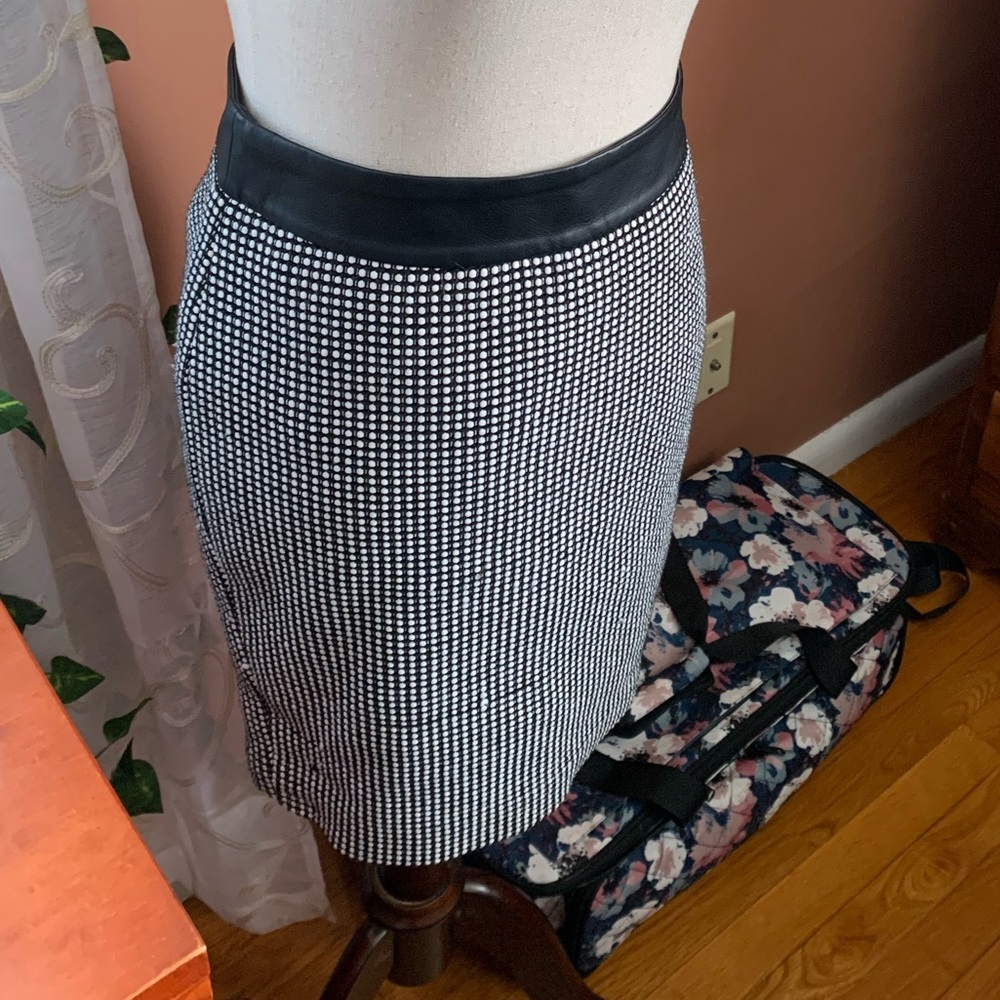 Size 0 Petite Ann Taylor black and white polka dot pencil skirt